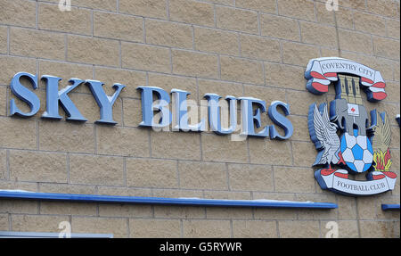 Vue générale de la signalisation « ky Blues » et de la ville de Coventry crête Banque D'Images