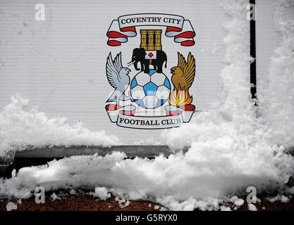 Football - npower League One - Coventry City v Oldham - Ricoh Arena. Vue générale sur la neige à côté de l'écusson de Coventry City Banque D'Images