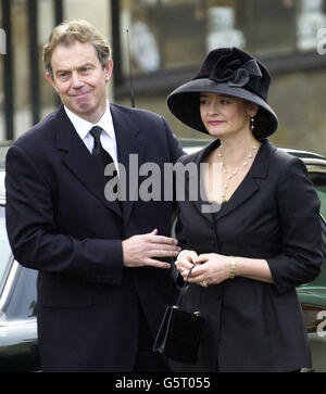 Le Premier ministre britannique Tony Blair et sa femme Cherie arrivent à l'abbaye de Westminster pour les funérailles de la reine Elizabeth la reine mère. * ... Après le service, le cercueil de la reine mère sera emmené à la chapelle Saint-Georges à Windsor, où elle sera mise au repos à côté de son mari, le roi George VI Banque D'Images