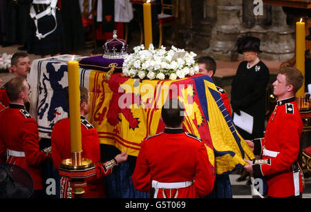 La reine Elizabeth II observe que les pallbearers placent le cercueil de la reine Elizabeth la reine mère sur la catafalque à l'abbaye de Westminster au début de son service funéraire.Après le service, le cercueil de la mère de la Reine sera transporté à la chapelle Saint-Georges à Windsor.* ... où elle sera mise au repos à côté de son mari, le roi George VI Banque D'Images