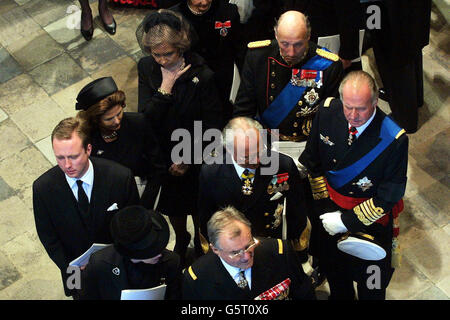 Les membres des familles royales européennes quittent l'abbaye de Westminster à Londres à la fin du service funéraire de la reine mère de Grande-Bretagne. * ils sont, au premier rang: Denmarks Reine Margrethe II et Prince Consort Henrik. 2e rangée en partant de la droite : le roi d'Espagne Juan Carlos, le roi de Suède Carl Gustaf XVI et le prince danois Gustav. 3ème rangée à partir de la gauche sont: La reine Silvia de Suède, la reine Sofia d'Espagne et le roi Harald V. de Norvège Banque D'Images