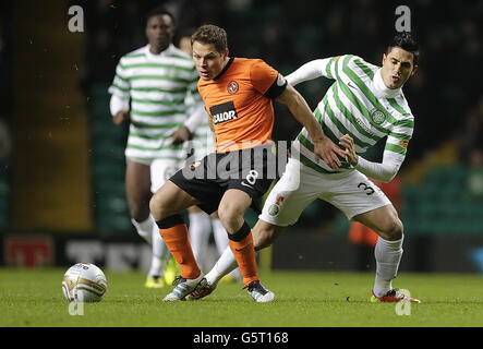 John Rankin de Dundee United et Beram Kayal du Celtic (à droite) se battent pour le ballon lors du match de la première ligue écossaise de Clydesdale Bank au Celtic Park, Glasgow. Banque D'Images