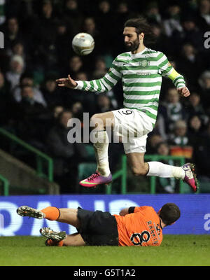 Georgios Samaras, du Celtic, bat John Rankin, de Dundee United (en bas) pour atteindre le ballon lors du match de la Clydesdale Bank Scottish Premier League au Celtic Park, à Glasgow. Banque D'Images