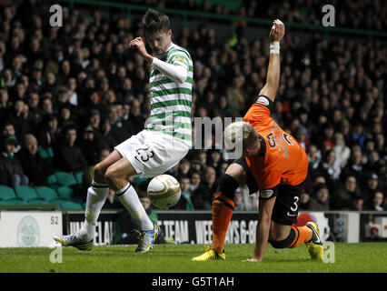 Mikael Lustig du Celtic et Barry Douglas (à droite) de Dundee United se battent pour le ballon lors du match de la première ligue écossaise de la Clydesdale Bank au Celtic Park, Glasgow. Banque D'Images