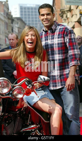 George P Bush, neveu du président américain George W Bush, avec le présentateur de télévision Cat Deeley à l'ouverture du nouveau magasin Tommy Hilfiger dans King Street à Manchester. Banque D'Images