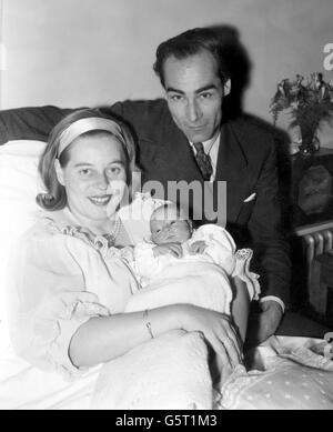 La princesse Tomislav de Yougoslavie est photographiée avec son mari, le prince Tomislav de yougoslavie et leur petite fille, la princesse Katarina, au King's College Hospital, à Denmark Hill, à Londres, où elle est née samedi dernier. La princesse, anciennement la princesse Margarita de Baden, est la nièce du duc d'Édimbourg. Le duc a assisté à son mariage avec le prince Tomislav en juin 1957 au château de Salem, près du lac de Constance. Banque D'Images