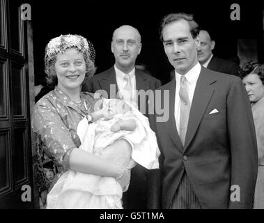 Le prince et la princesse Tomislav de Yougoslavie avec leur fils, Nikola, après que le bébé ait été baptisé à l'église serbe de Ladbroke Grove, à Londres. Au centre se trouve le Margrave de Baden, le grand-père du bébé, qui était parrain de Nikola. Avant son mariage, la princesse Tomislav était la princesse Margarita de Baden et est la nièce du duc d'Édimbourg. Le prince Tomislav est le frère de l'ancien roi Pierre de Yougoslavie. Banque D'Images