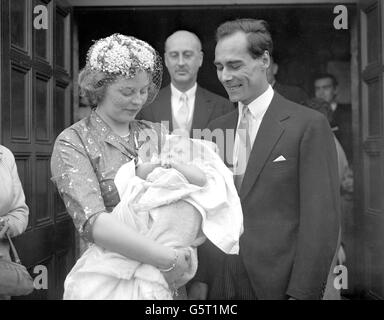 Le prince et la princesse Tomislav de Yougoslavie avec leur fils, Nikola, après que le bébé ait été baptisé à l'église serbe de Ladbroke Grove, à Londres. Au centre se trouve le Margrave de Baden, le grand-père du bébé, qui était parrain de Nikola. Avant son mariage, la princesse Tomislav était la princesse Margarita de Baden et est la nièce du duc d'Édimbourg. Le prince Tomislav est le frère de l'ancien roi Pierre de Yougoslavie. Banque D'Images