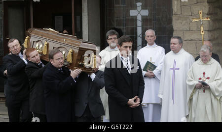 Le cercueil de l'ancien assistant-gérant celtique Sean Fallon est transporté à l'extérieur de l'église du Roi Christ à Glasgow, en Écosse, pendant ses funérailles. Banque D'Images