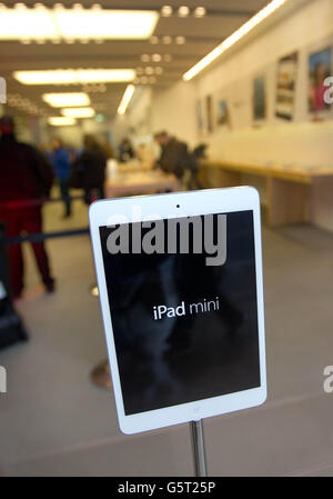 Un iPad mini dans la fenêtre de l'Apple Store à Regents Street, Londres. Banque D'Images