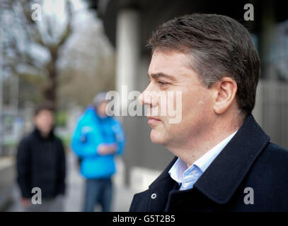 Pat Whelan, ancien dirigeant de la banque anglo-irlandaise, quitte le circuit Criminal court à Dublin. Banque D'Images