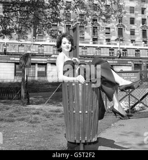 Un aperçu de l'un des modèles de debutante à prendre part au spectacle à l'Hôtel Berkely, Piccadilly. Le spectacle est à l'aide de la NSCPCC. Banque D'Images