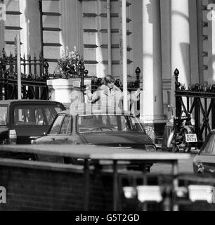 Un négociateur de police, ses armes écartant, s'éloigne de l'ambassade iranienne, Princes Gate, Kensington. Il venait de donner une note au tireur qui tient des otages, dont trois Britanniques, dans le bâtiment. Le drame du siège en est maintenant à son sixième jour. Banque D'Images