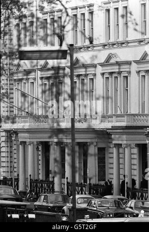 Le gendarme Trevor Lock, l'un des otages britanniques du drame de siège de l'ambassade iranienne à Princes Gate, a discuté avec les négociateurs de police depuis une fenêtre à l'étage (au-dessus de la norme lumineuse) du bâtiment. Banque D'Images