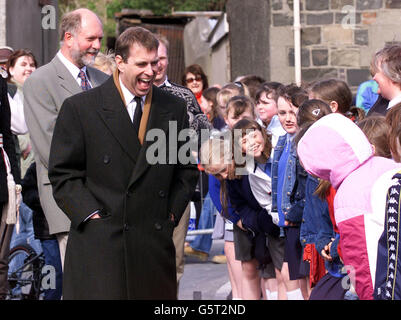 HRH le prince Andrew rencontre des écoliers à Killyleagh à Co Down, en Irlande, lors d'une visite du village côtier.Le Prince Andrew a dévoilé une plaque à Sir Hans Sloane, fondateur du Musuem britannique et éminent scientifique au XVIIe siècle. Banque D'Images