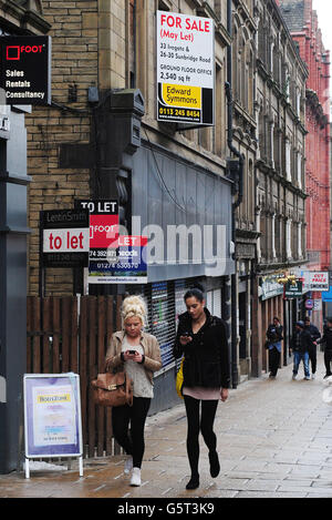 Une vue générale des magasins vides dans le centre-ville de Bradford, comme la plupart des acheteurs, des étudiants et des travailleurs de magasin dans le centre de la ville ont déclaré que les chiffres sombres d'aujourd'hui ne les surprennent pas et n'ont rien fait pour élever leur pessimisme quant aux perspectives de l'économie. Banque D'Images