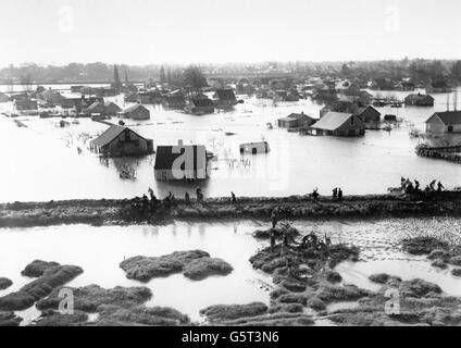 Des militaires travaillant sur le mur de mer effrayé d'une île de Canvey inondée, Essex, alors que le complexe de vacances en bungalow de l'estuaire de la Tamise est submergé par les eaux inondées le long de la côte est de la Grande-Bretagne. L'évacuation obligatoire des 2,000 derniers habitants de l'île de 12,000 personnes a lieu aujourd'hui. Banque D'Images