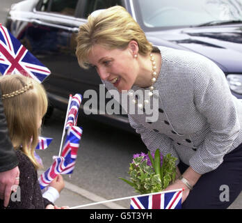 La comtesse de Wessex lors de son premier engagement solo s'entretient avec un jeune après son arrivée à la Heatherside Pre-School Spring Fair, Camberley, Surrey. La comtesse a passé 45 minutes à l'événement qui a eu lieu à environ cinq miles de sa maison au parc Bagshot. Banque D'Images