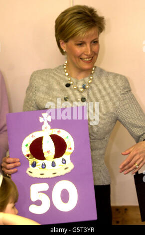 La comtesse de Wessex lors de son premier engagement solo détient une carte que les enfants de la Heatherside Pre-School Spring Fair, Camberley, Surrey, lui avaient demandé de transmettre à sa belle-mère, la reine Elizabeth II* la comtesse a passé 45 minutes à l'événement qui a eu lieu à environ trois miles de sa maison à Bagshot Park. Banque D'Images