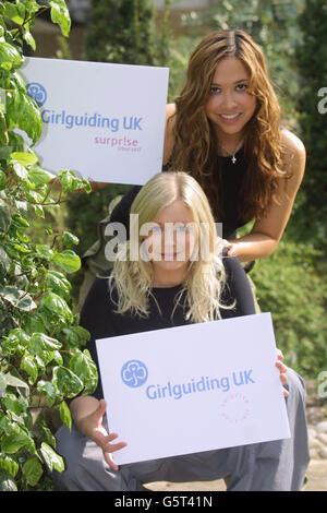 Les membres du groupe de pop Hear'y Myleene Klass (à droite) et Suzanne Shaw lancent le nouveau nom et le nouveau slogan des guides de filles.Connu jusqu'à présent sous le nom de Guide Association, le nouveau nom dévoilé sous le nom de « Girlguidant UK » est conçu pour placer les 600,000 membres en premier, a déclaré l'organisation.* le nouveau slogan du mouvement est 'surprenez vous-même.' Banque D'Images