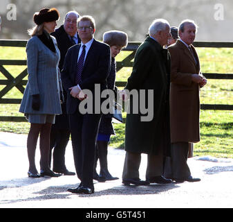 Les clients arrivent pour le service du dimanche à l'église Mary Magdalene sur le domaine Royal Sandringham à Norfolk. Banque D'Images