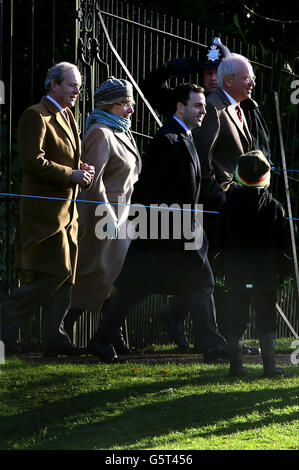 Les clients arrivent pour le service du dimanche à l'église Mary Magdalene sur le domaine Royal Sandringham à Norfolk. Banque D'Images