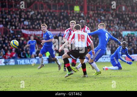 Football - FA Cup - quatrième tour - Brentford / Chelsea - Griffin Park.Fernando Torres (à droite), de Chelsea, marque le deuxième but de son équipe Banque D'Images