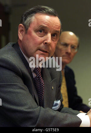 Le général John de Chastelain (à gauche), chef de l'organisme international de désaffectation des armes, avec Andrew sens, s'exprimant à Belfast, où il a signalé avoir été témoin d'un deuxième acte de désaffectation de l'IRA. * et que les armes étaient substantielles et variées. La direction républicaine a déclaré qu'elle avait accepté la décision visant à renforcer le processus de paix en Irlande du Nord. Dans une déclaration, l'IRA a appelé le Gouvernement britannique et les dirigeants unionistes à faire des progrès dans la mise en place d'un règlement de paix démocratique. Banque D'Images