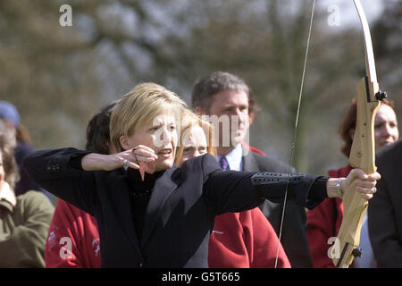 La comtesse de Wessex essaie de jouer au tir à l'arc au Barnetts Park à Belfast lors d'une visite à un projet dirigé par le Duke of Edinburgh Award Scheme, alors qu'elle accompagne son mari Prince Edward, le comte de Wessex, lors d'une visite de deux jours dans la province. Banque D'Images