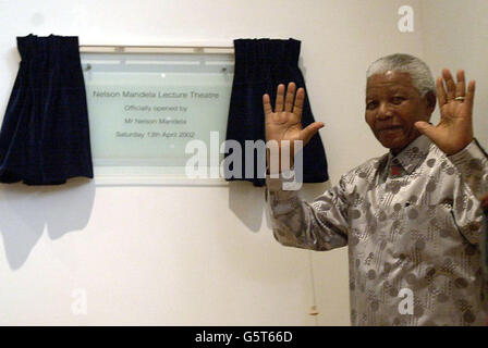 L'ancien président sud-africain Nelson Mandela ouvre un nouveau théâtre à la Said Business School de l'Université d'Oxford, nommé en son honneur. Banque D'Images