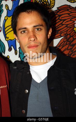 L'une des stars Gael Garcia Bernal arrive pour la projection du film mexicain "y Tu Mama Tambien" (et votre mère aussi), à l'écran sur le cinéma vert à Islington, Londres. Banque D'Images