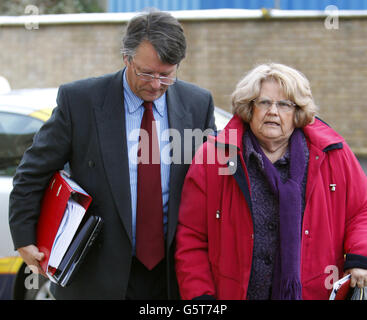 Le comte de Cardigan, David Brudenell-Bruce, arrive avec une femme sans nom à la cour de justice de Salisbury pour présenter un procès accusé d'agression et de dommages criminels. Banque D'Images