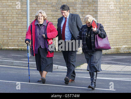 Le comte de Cardigan, David Brudenell-Bruce, arrive avec son épouse Joanna (à droite) et une femme sans nom au tribunal de Salisbury Magistrat pour juger accusé d'agression et de dommages criminels. Banque D'Images