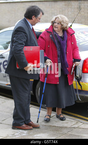 Le comte de Cardigan, David Brudenell-Bruce, arrive avec une femme sans nom à la cour de justice de Salisbury pour présenter un procès accusé d'agression et de dommages criminels. Banque D'Images