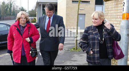 Le comte de Cardigan, David Brudenell-Bruce, arrive avec son épouse Joanna (à droite) et une femme sans nom au tribunal de Salisbury Magistrat pour juger accusé d'agression et de dommages criminels. Banque D'Images