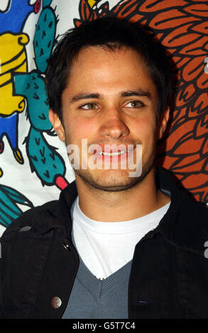 Une star du film, Gael Garcia Bernal, qui arrive pour le gala de projection du film routier mexicain 'y Tu Mama Tambien' (et votre mère aussi), à l'écran sur le cinéma vert d'Islington, Londres. Banque D'Images