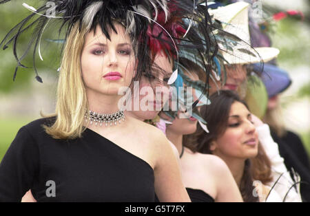 Isabelle Coaten, 17 ans, à gauche, de Londres, ouvre la voie pour la saison des debutantes avec d'autres modèles de debutantes dans Hyde Park à Londres, près de l'hôtel Dorchester où aura lieu le 50ème salon de la robe de Berkeley. Le spectacle est le début traditionnel de la saison sociale de Londres. * ..qui visera à recueillir plus de 20,000 pour la principale association caritative pour enfants du Royaume-Uni, NSCPCC. Banque D'Images