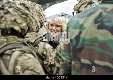 La duchesse de Cornwall rencontre des soldats du 4e Bataillon de la Compagnie R, les fusils, dans les casernes de paroisse, dans le Wiltshire. Banque D'Images