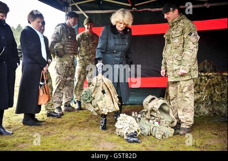 La Duchesse de Cornwall soulève un sac à dos lourd de soldat comme elle est présentée à divers kit militaire comme elle rencontre des soldats de la Compagnie R 4e Bataillon, les Rifles, à la caserne de paroisse, Wiltshire. Banque D'Images