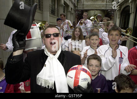 Chas Smash (à gauche), anciennement du groupe pop Madness, avec le groupe de cuivres d'Angleterre et de jeunes fans de football dans la ville de Londres, pour faire la vidéo de son hymne de coupe du monde « We're Coming Over » qui sera publié le 27 mai. * la chanson est l'un des numéros qui sont sortis dans la course à la coupe du monde au Japon et en Corée du Sud cet été. Banque D'Images