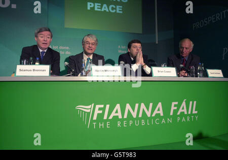 De gauche à droite - le chef de Fianna Fail Whip Seamus Brennan, le candidat de Fianna Fail Martin Mansergh, le ministre des Affaires étrangères Brian Cowen et l'ancien ministre des Affaires étrangères de Fianna Fail David Andrews, lors d'une conférence de presse décrivant la politique actuelle du parti sur le processus de paix. * ... et d'autres questions. Le ministre irlandais des Affaires étrangères, Brian Cowen, a identifié aujourd'hui la consolidation de l'accord du Vendredi Saint sur l'Irlande du Nord comme le défi le plus important pour le prochain gouvernement de Dublin. M. Cowen a également qualifié la négociation et la mise en œuvre de l'accord de paix de 1998 de politique la plus importante Banque D'Images