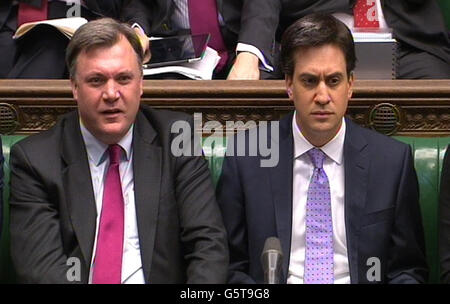 Le chancelier de l'ombre Ed Balls (à gauche) et le chef du parti travailliste Ed Miliband écoutent le Premier ministre David Cameron lors des questions du Premier ministre à la Chambre des communes, à Londres. Banque D'Images