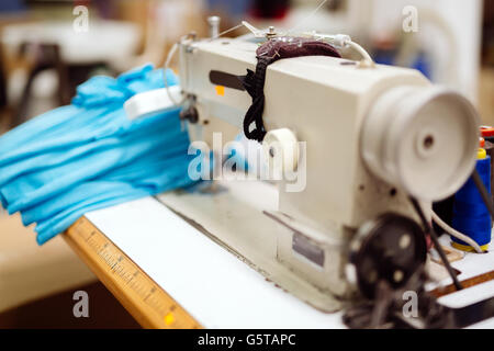 Avec machine à coudre industrielle textile sur 24 Banque D'Images