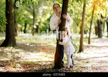 Les personnes atteintes du syndrome de Down sont tout aussi heureux, marcher dans la nature Banque D'Images