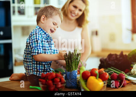 La mère et l'enfant préparer le déjeuner dans la cuisine Banque D'Images