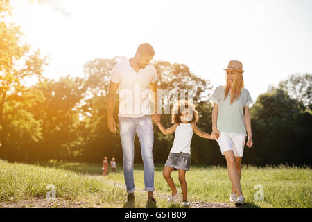 Bel faimly de prendre une marche dans la nature et souriant Banque D'Images