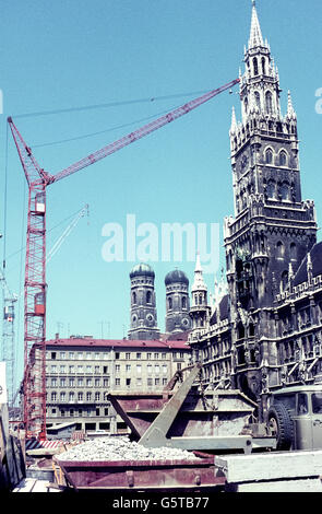 Der Münchner Marienplatz während der Umbrauzeit für die Olympilischen Spiele. La Marienplatz de Munich est en construction en 1968 Banque D'Images