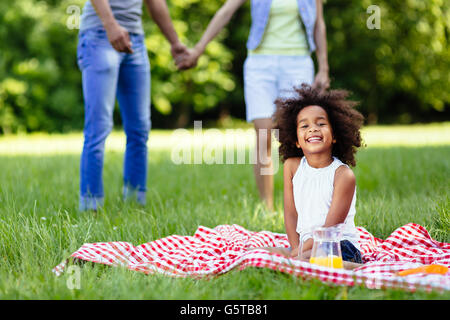 Enfant est heureux lorsque les parents sont dans l'amour et de la famille bond est forte Banque D'Images