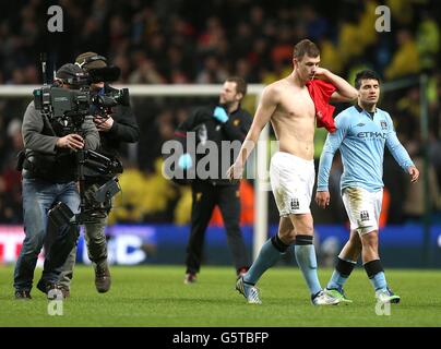 Football - Barclays Premier League - Manchester City / Liverpool - Etihad Stadium.Edin Dzeko (au centre) et Sergio Aguero (à droite) de Manchester City sont suivis d'une équipe de caméras de télévision après le coup de sifflet final Banque D'Images