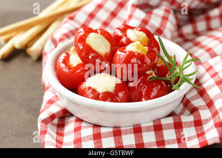 Antipasti apéritif poivrons farcis au fromage doux Banque D'Images